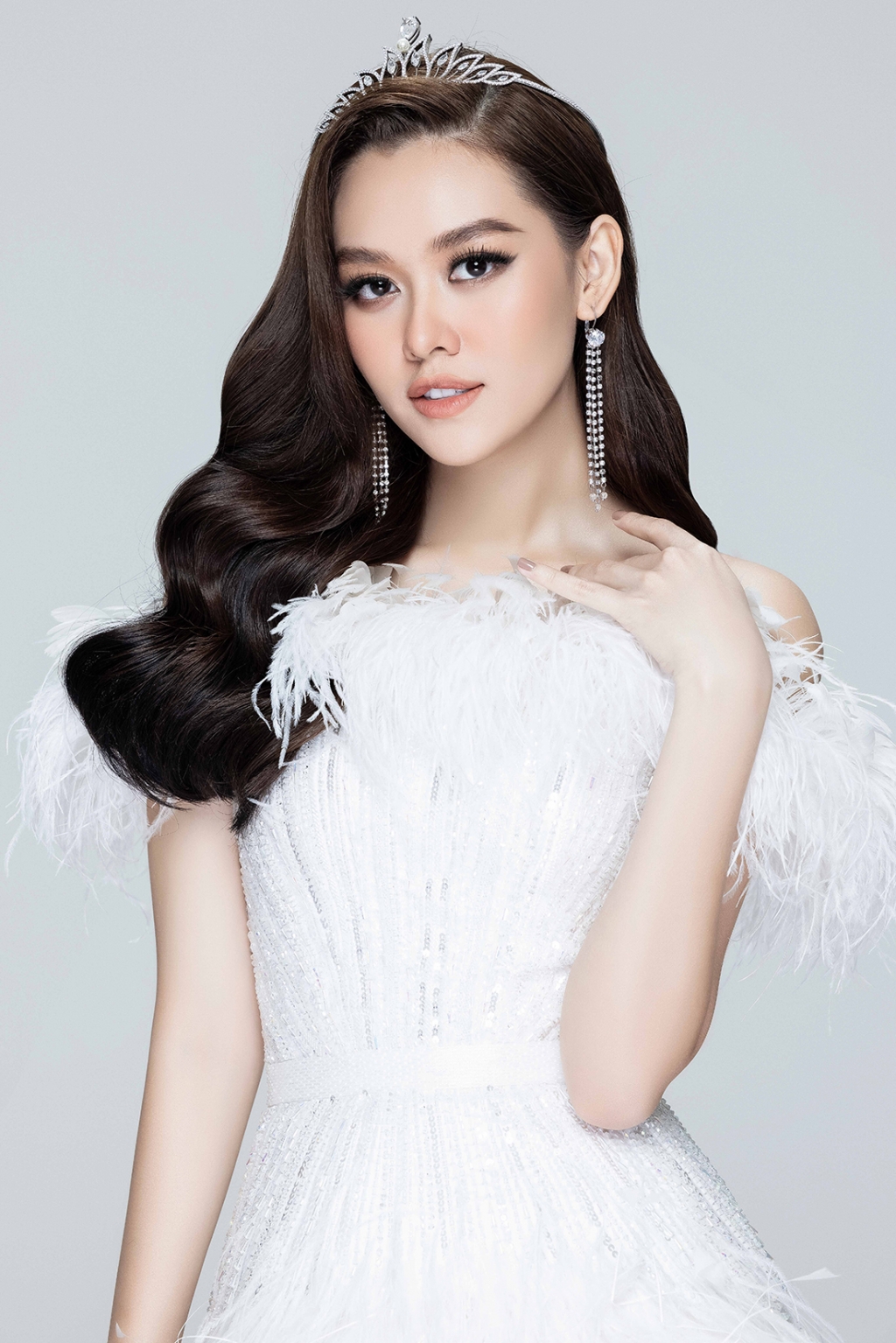 Lương Thùy Linh, Kiều Loan, Tường San đọ sắc vóc trong bộ ảnh khởi động 'Miss World Vietnam 2021'