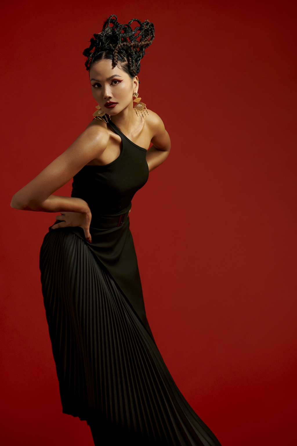 Hoa hậu H’Hen Niê sử dụng ngôn ngữ hình thể truyền tải thông điệp về phụ nữ