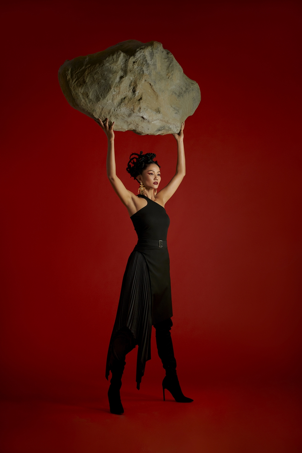 Hoa hậu H’Hen Niê sử dụng ngôn ngữ hình thể truyền tải thông điệp về phụ nữ