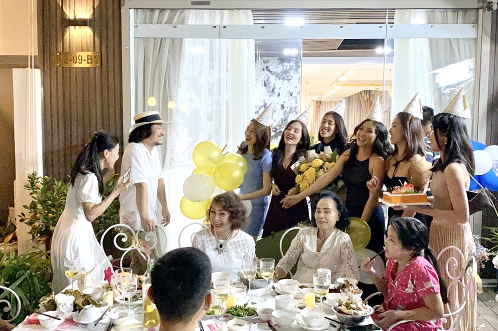 Hoa hậu Tiểu Vy cùng dàn người đẹp 'đột nhập' nhà riêng của đạo diễn Hoàng Nhật Nam, làm tiệc sinh nhật bất ngờ