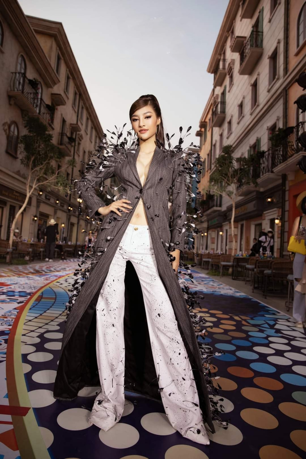Kiều Loan khoe ngực gợi cảm, Phương Anh diện nguyên cây đồ hiệu đi dự show thời trang
