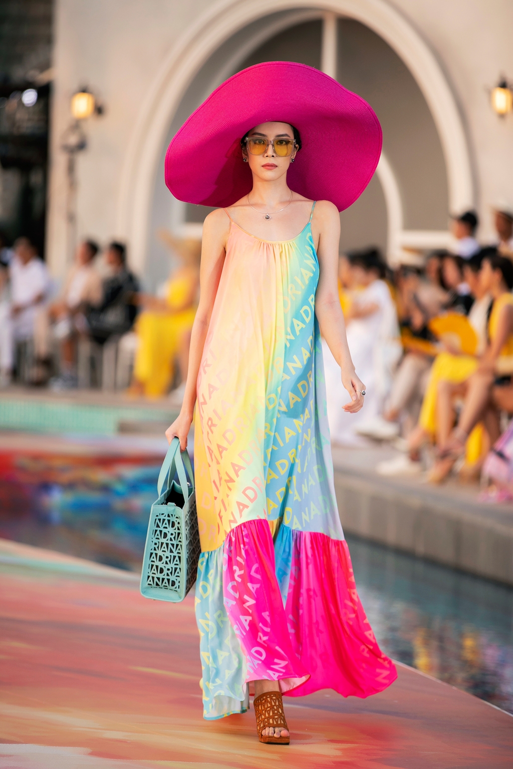 'Chị đại' Thanh Hằng khiến dân tình 'lâng lâng' khi sải bước dưới ánh hoàng hôn tại 'Fashion Voyage'