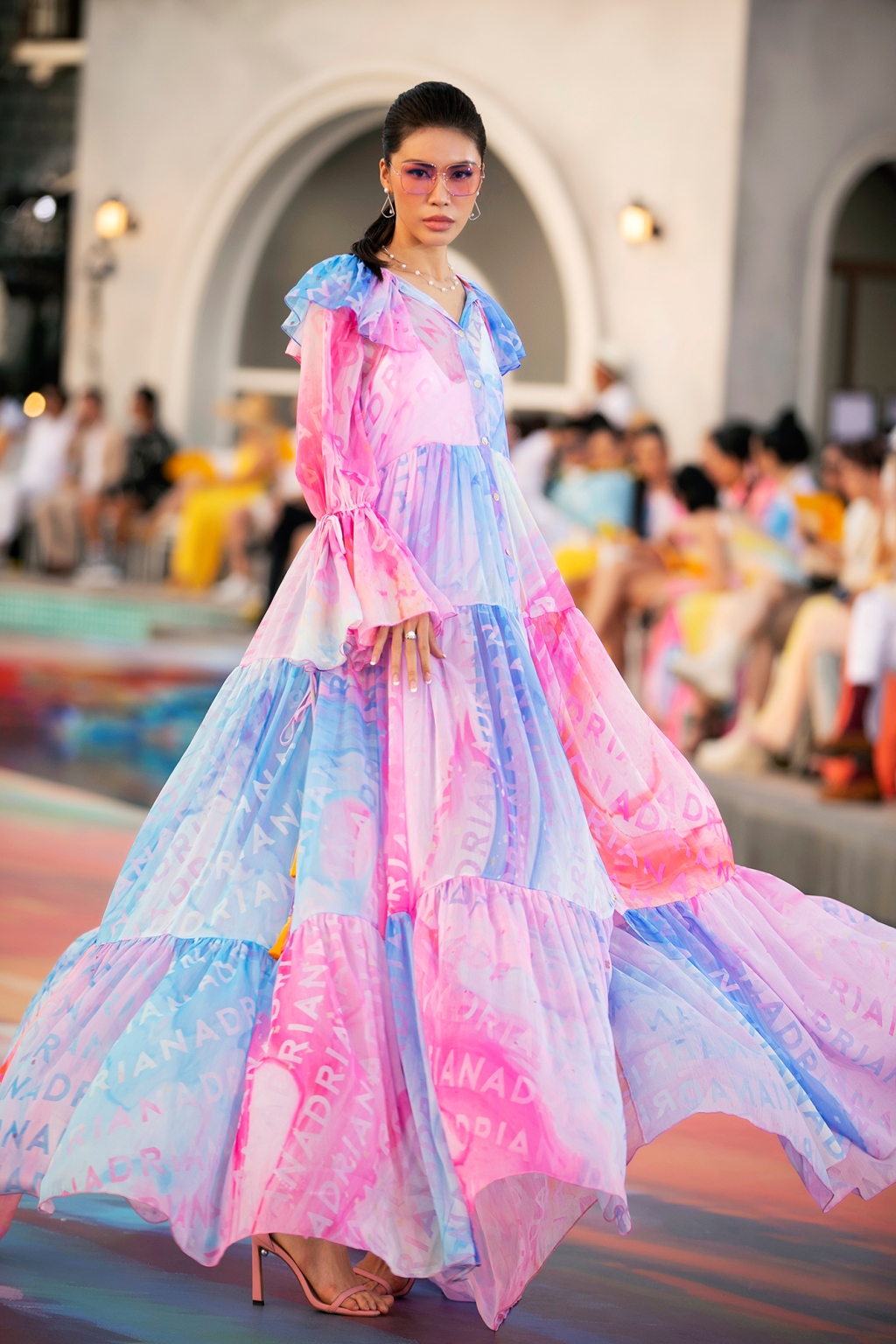 'Chị đại' Thanh Hằng khiến dân tình 'lâng lâng' khi sải bước dưới ánh hoàng hôn tại 'Fashion Voyage'
