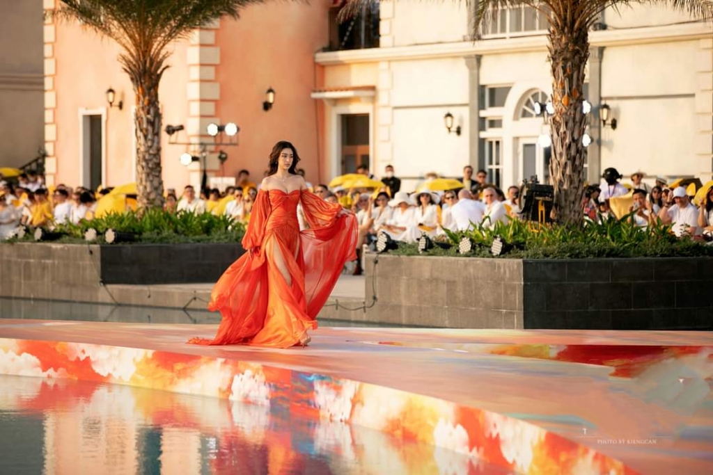 Hoa hậu Lương Thùy Linh khoe đôi chân dài miên man cùng thần thái 'sắc lạnh'