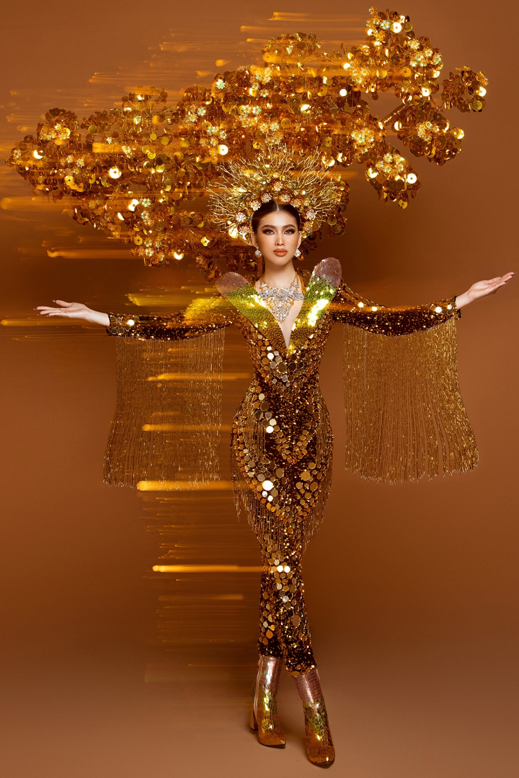 Á hậu Ngọc Thảo 'chịu chơi' tung bộ trang phục 'Lá ngọc cành vàng' nặng 30kg