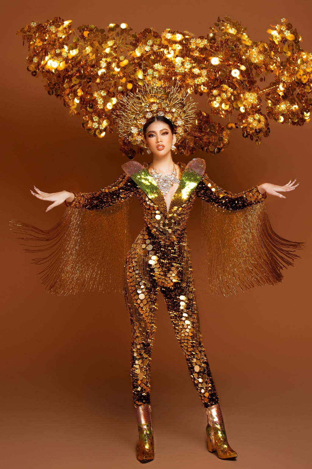 Á hậu Ngọc Thảo 'chịu chơi' tung bộ trang phục 'Lá ngọc cành vàng' nặng 30kg