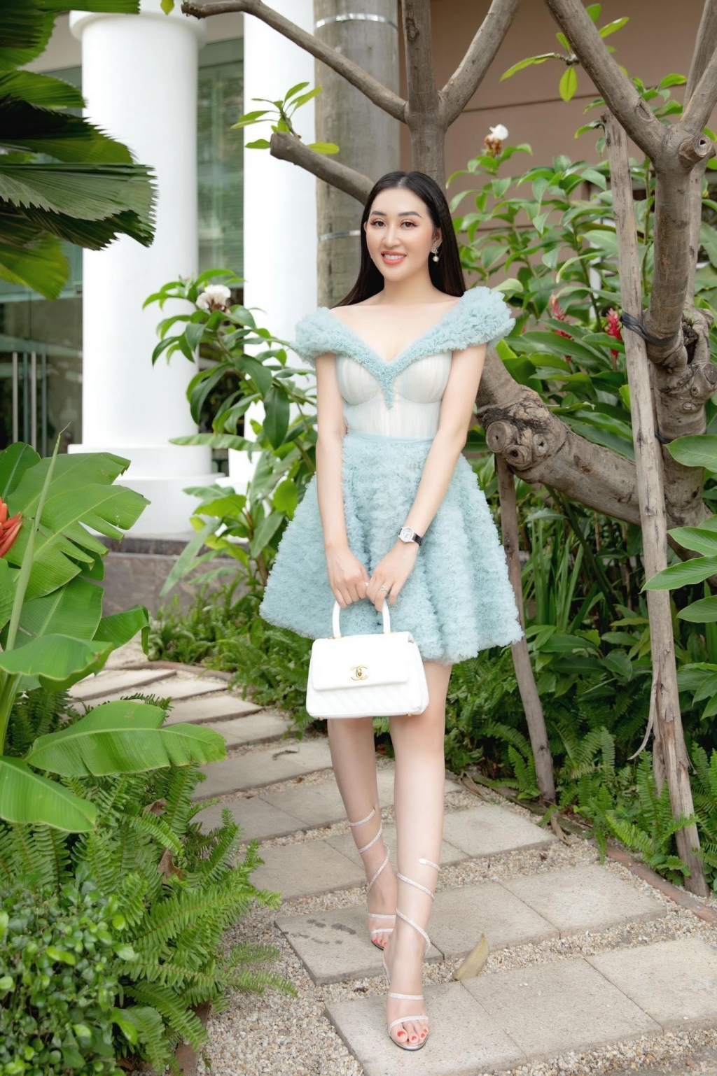 Hoa hậu Huỳnh Thúy Anh trà chiều cùng hội bạn hoa hậu, á hậu