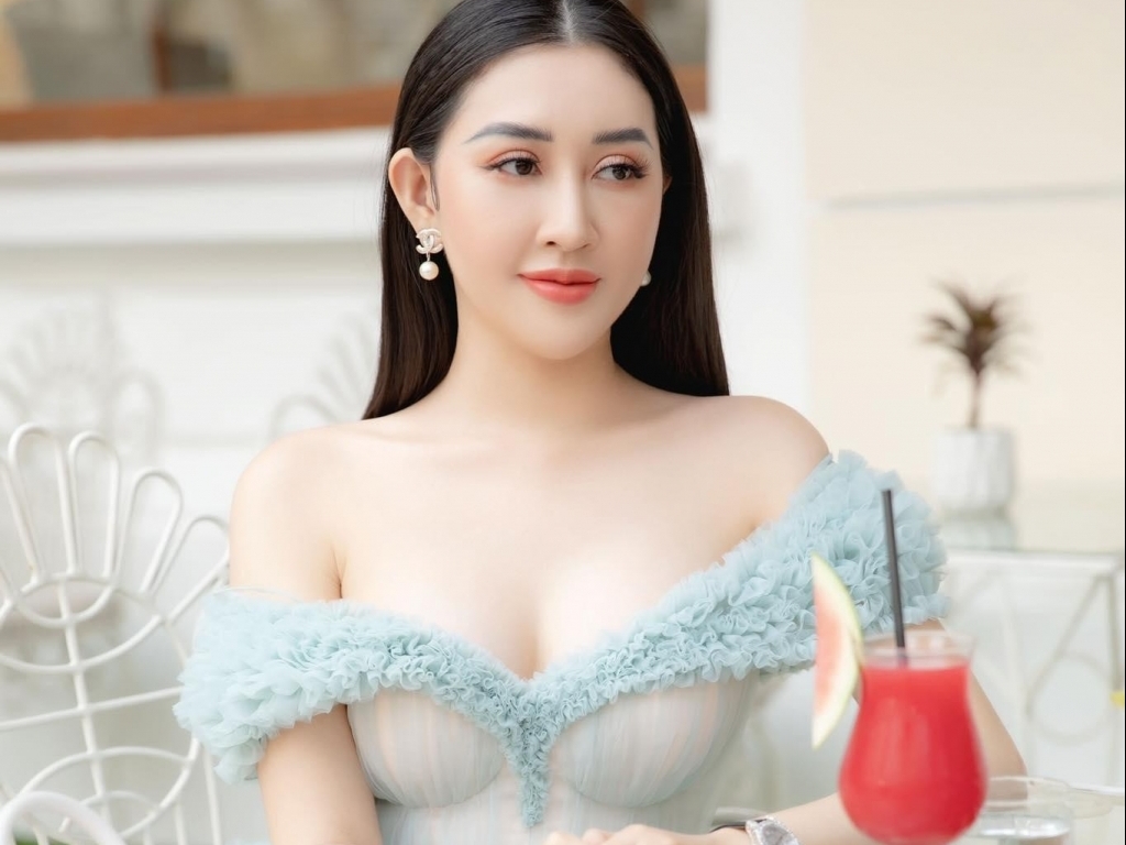 Chỉ đi uống trà chiều, Hoa hậu Huỳnh Thúy Anh có làm quá khi diện style 'o ép' vòng 1?