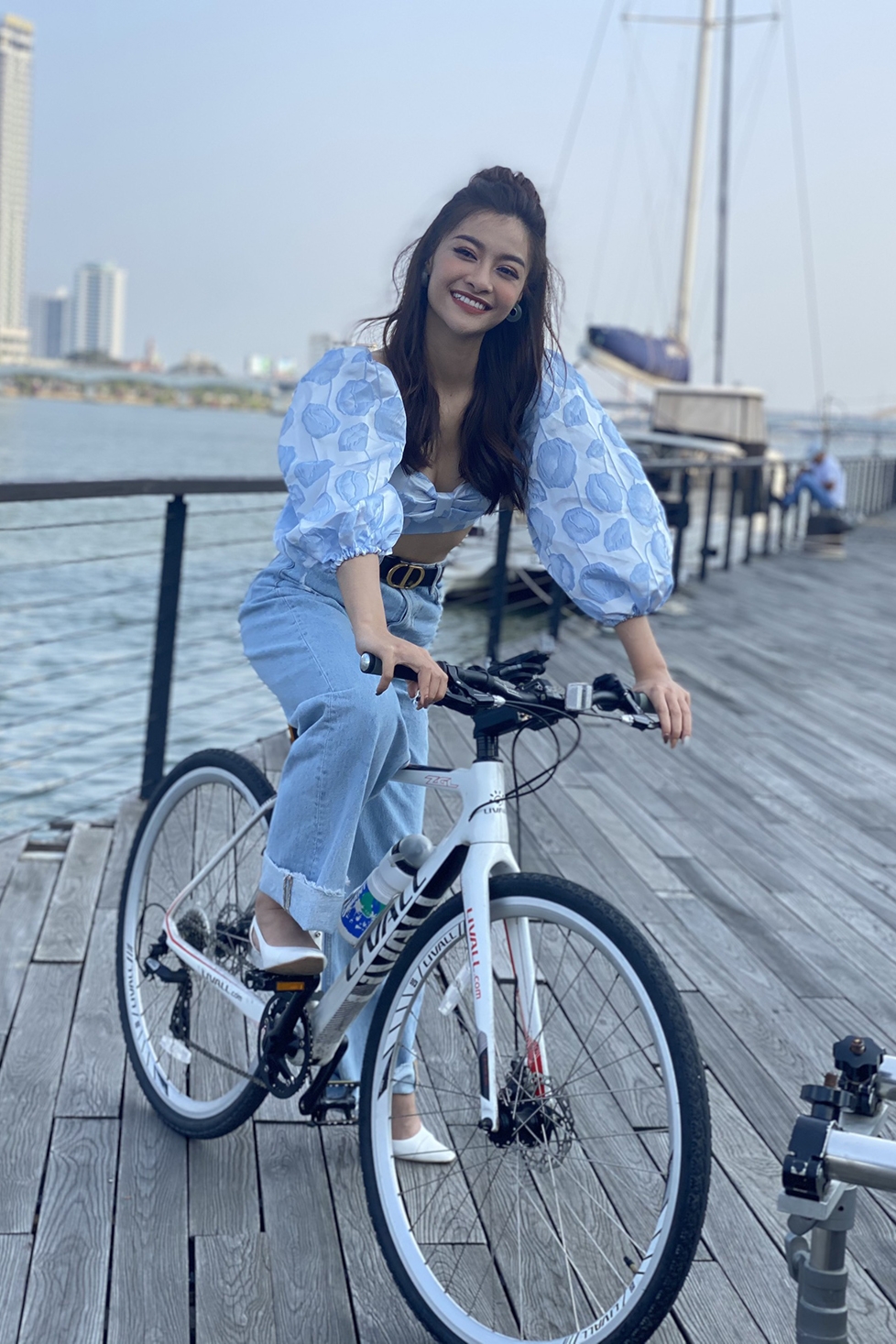 Diện 'phượng bào' vi vu khắp tỉnh thành miền Trung, ai chơi lại Lona Kiều Loan?