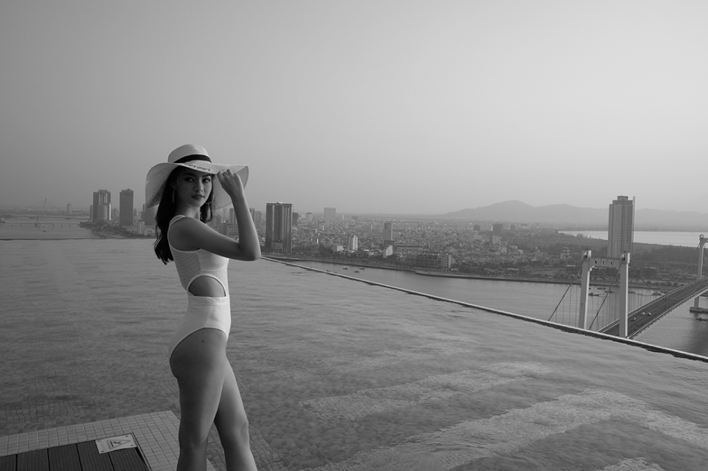 Diện 'phượng bào' vi vu khắp tỉnh thành miền Trung, ai chơi lại Lona Kiều Loan?