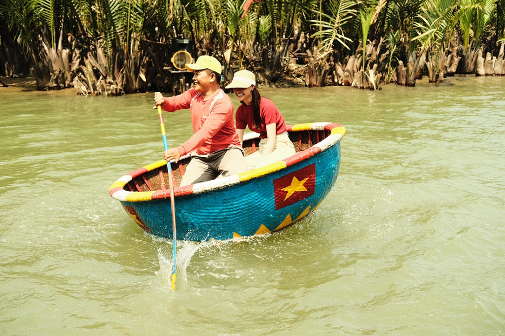 Diện 'phượng bào' vi vu khắp tỉnh thành miền Trung, ai chơi lại Lona Kiều Loan?