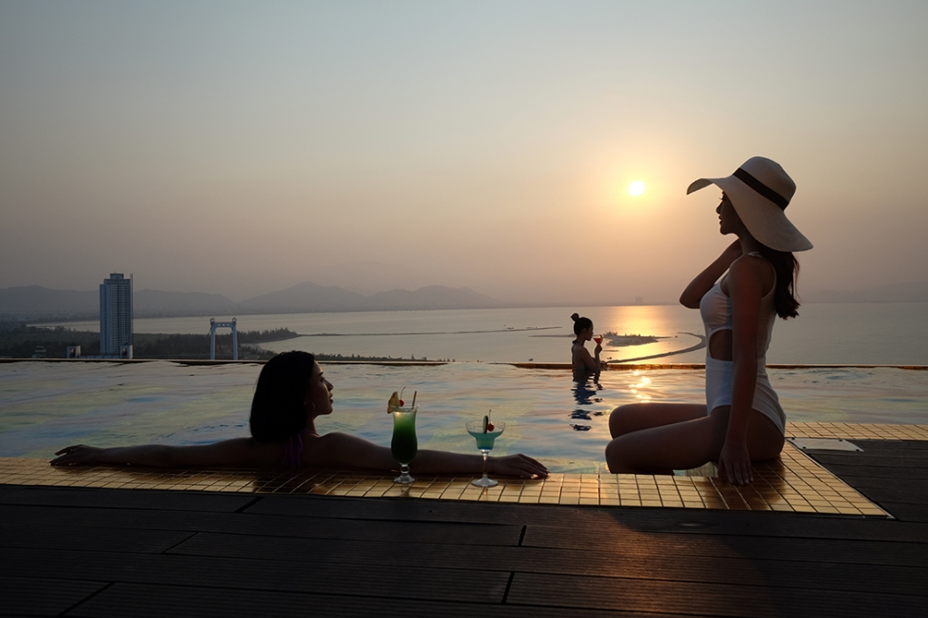 Diện 'phượng bào' vi vu khắp tỉnh thành miền Trung, ai chơi lại Lona Kiều Loan?