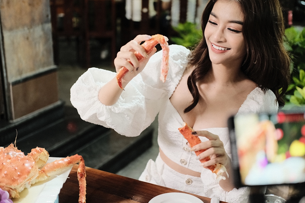 Diện 'phượng bào' vi vu khắp tỉnh thành miền Trung, ai chơi lại Lona Kiều Loan?