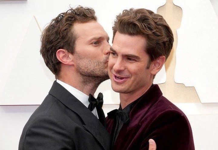 Andrew Garfield được các sao tại Oscar 2022 ôm hôn nhiều nhất