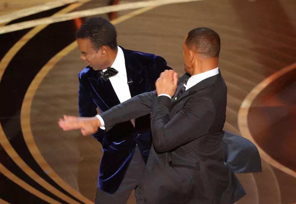Will Smith 'tung cú đấm' vào Chris Rock vì vợ bị xúc phạm trên sân khấu Oscar 2022