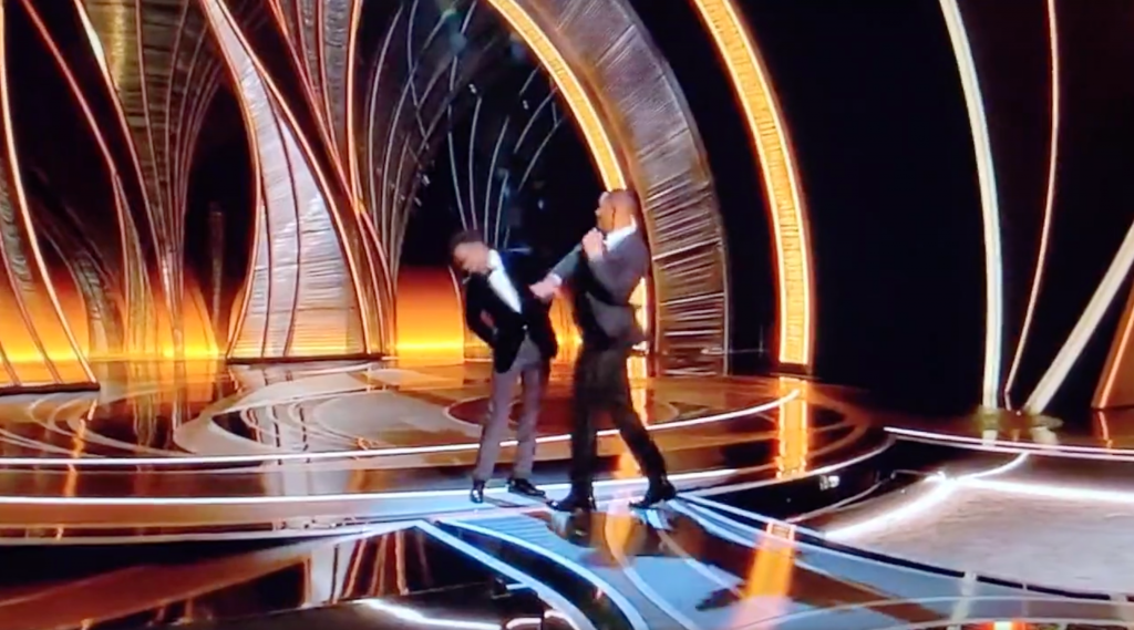 Will Smith 'tung cú đấm' vào Chris Rock vì vợ bị xúc phạm trên sân khấu Oscar 2022