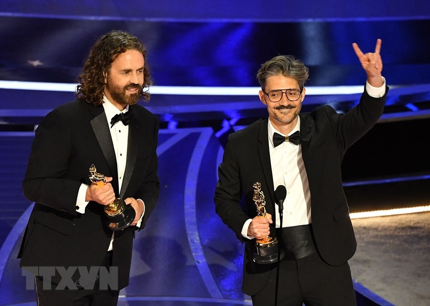 Đạo diễn Alberto Mielgo (phải) và NSX Leo Sanchez (trái) nhận giải Phim hoạt hình ngắn xuất sắc nhất với bộ phim The Windshield Wiper