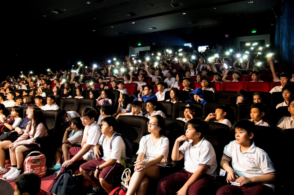 dan dien vien ha cuoi tinh dau di school tour tai cac truong pho thong va dai hoc o thanh pho ho chi minh