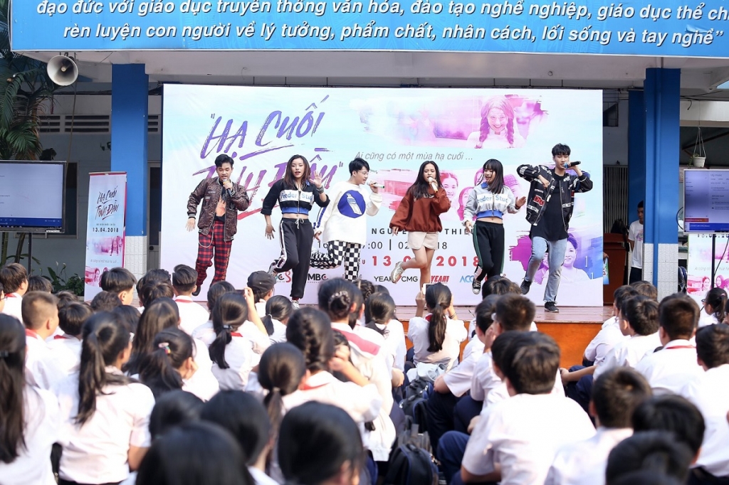 dan dien vien ha cuoi tinh dau di school tour tai cac truong pho thong va dai hoc o thanh pho ho chi minh