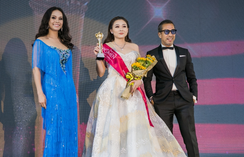Hoa hậu Áo dài Nguyễn Kim Nhung lộng lẫy nhận giải thưởng 'Bông hồng quyền lực'