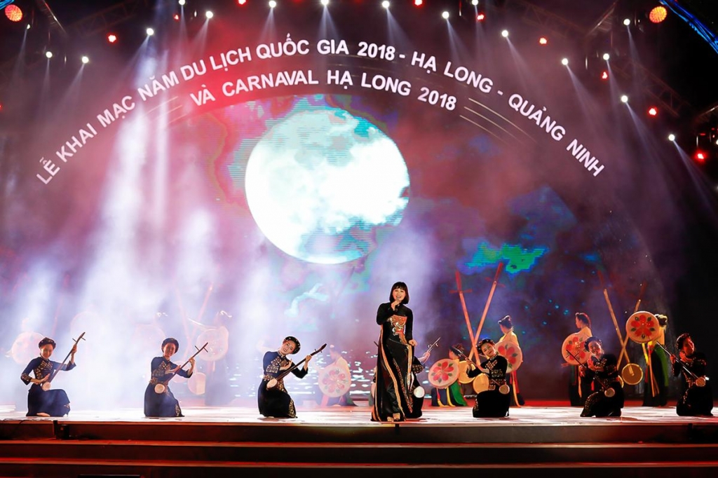 trang nhung hao hung tham gia le hoi carnaval ha long 2018 tren que huong minh