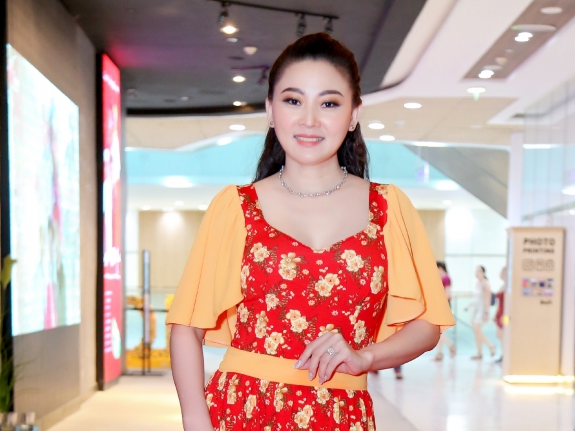 Hoa hậu Nguyễn Kim Nhung chúc mừng ca sĩ Lưu Thiên Ân thực hiện 'Giấc mộng trầu xanh'
