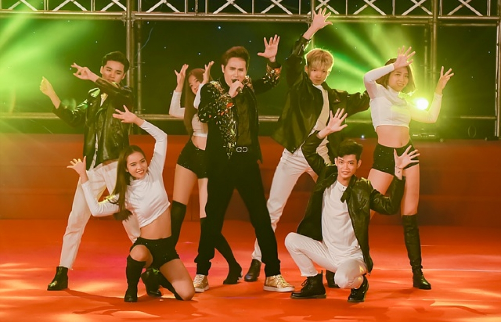 Ca sĩ Nguyên Vũ đốt nóng sân khấu 'Người mẫu Thể hình Việt Nam 2019' bằng vũ đạo cực sung