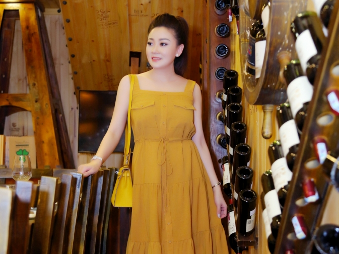 Hoa hậu Nguyễn Kim Nhung tươi trẻ với đầm vàng đất