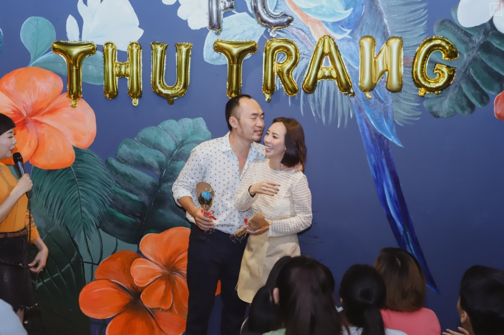 thu trang tien luat dien lai canh cau hon bang banh bao trong fanmeeting