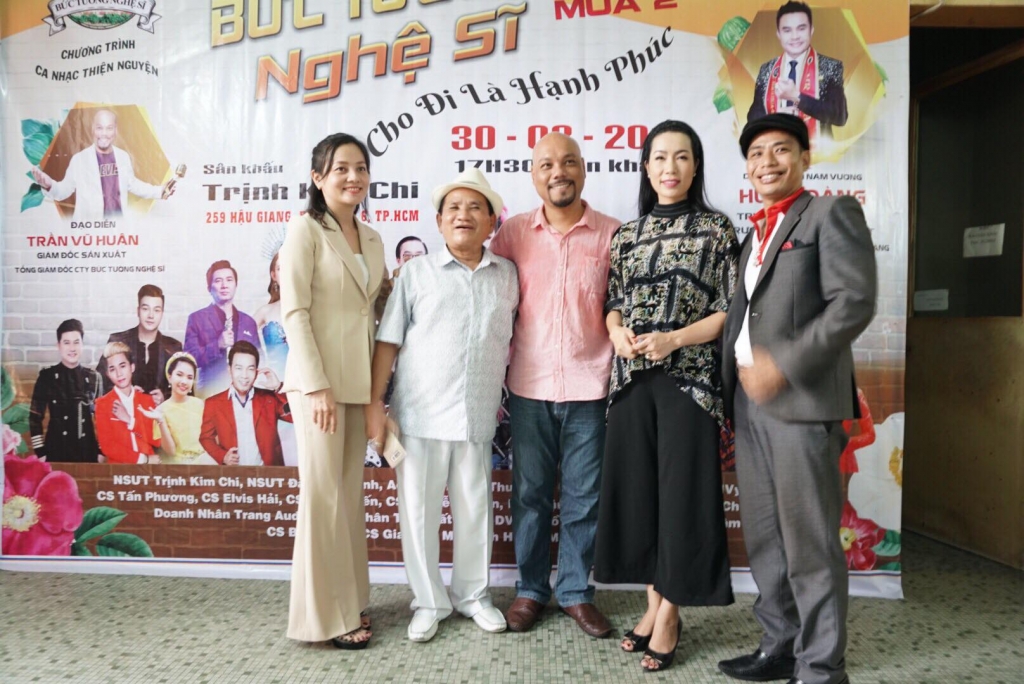 nguoi phu nu dung sau su nghiep cua dao dien vu huan