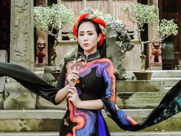Nữ hoàng hoa hồng Thanh Hương duyên dáng trong tà áo dài, thổi hồn nét đẹp Việt