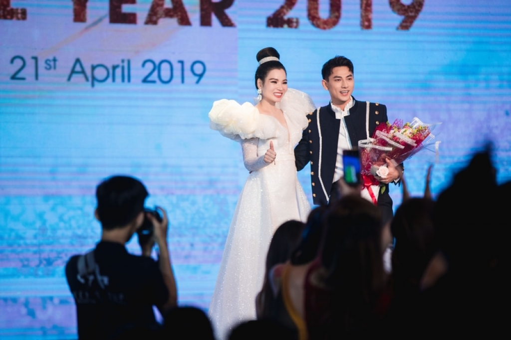 isaac noo phuoc thinh khuay dong dem trao giai top white best awards of the year 2019
