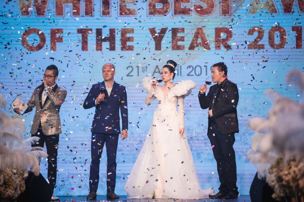 isaac noo phuoc thinh khuay dong dem trao giai top white best awards of the year 2019