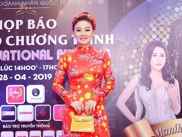 Hoa hậu Áo dài Nguyễn Kim Nhung diện áo dài rực rỡ tại sự kiện nhan sắc