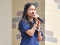 'Thiếu niên nói': Hồ Hoài Anh chơi piano trực tuyến hỗ trợ nữ sinh bị cô lập