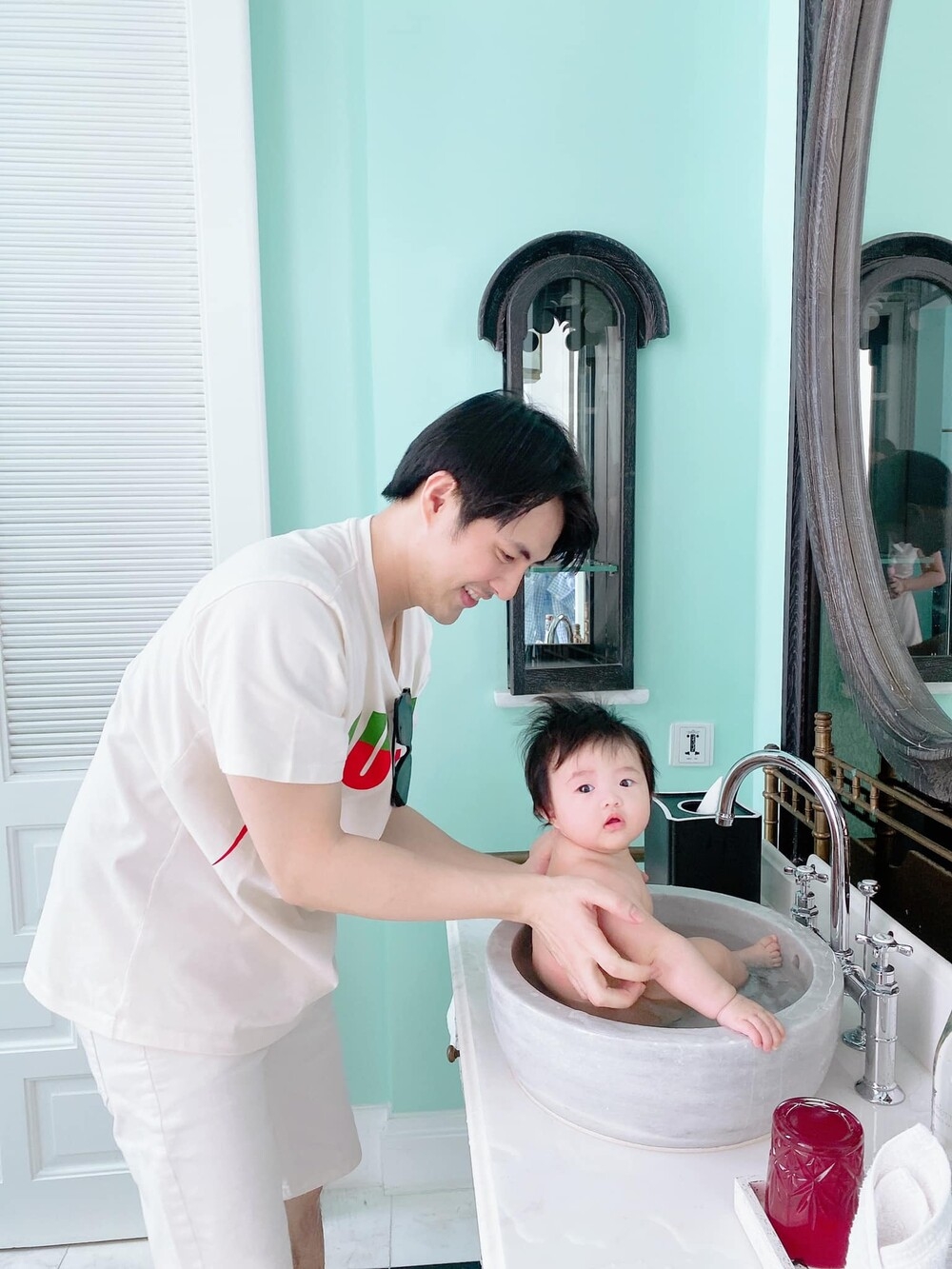 Đông Nhi vắng nhà, quá bí bách Ông Cao Thắng cho con gái tắm trong bồn rửa tay