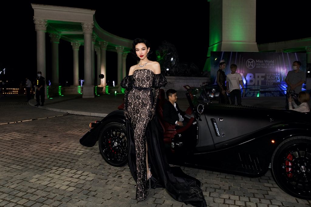 Dàn hậu xuất hiện cùng dàn siêu xe tại 'VietNam beauty fashion fest'