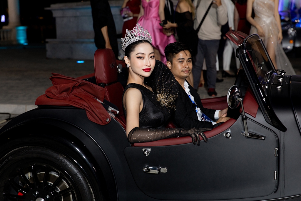 Dàn hậu xuất hiện cùng dàn siêu xe tại 'VietNam beauty fashion fest'