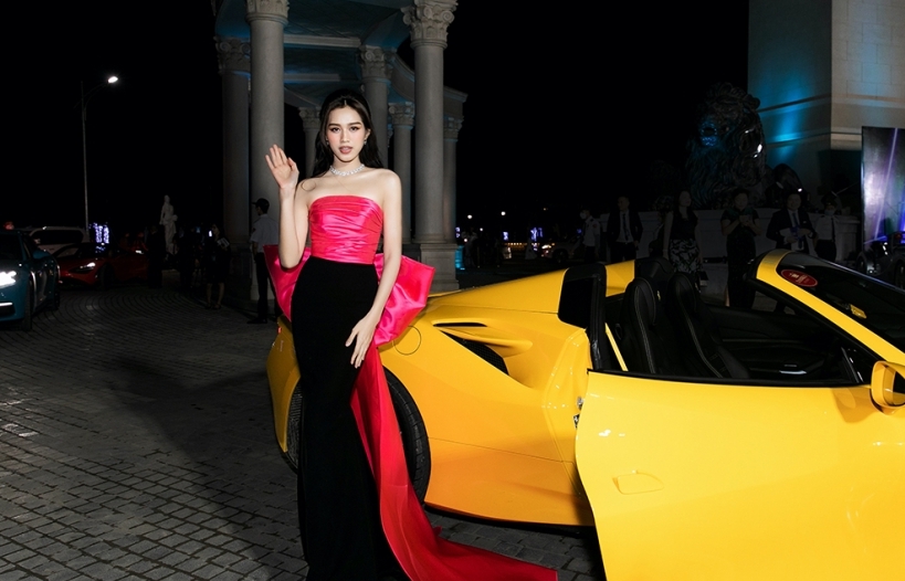 Dàn hậu xuất hiện cùng dàn siêu xe tại 'VietNam Beauty Fashion Fest'