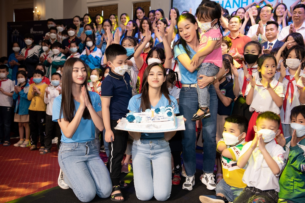Lương Thùy Linh, Đỗ Hà cùng thí sinh 'Miss World Vietnam' tổ chức chương trình ý nghĩa cho các em nhỏ tại Thái Nguyên