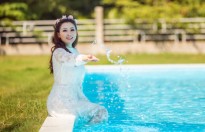 Hoa hậu Nguyễn Kim Nhung khoe vẻ đẹp tươi trẻ bên hồ bơi
