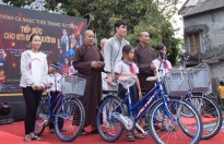 Á vương Hoàng Phi Kha trao tặng 52 xe đạp trong đêm nhạc từ thiện