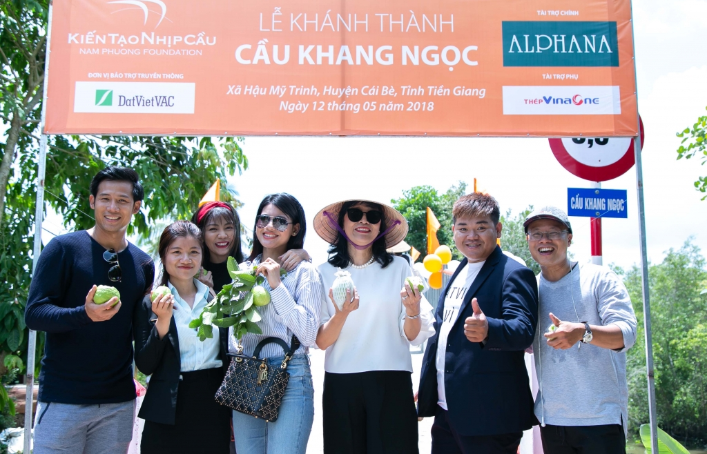 Á quân 'Gương mặt điện ảnh' Ly Na Trang chia vui cùng người dân Tiền Giang có cây cầu mới