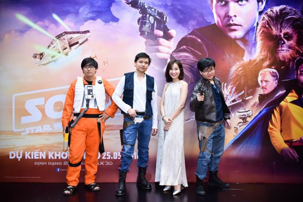 dan sao viet dan than vao hanh trinh phieu luu ky thu tai buoi cong chieu phim solo star wars ngoai truyen