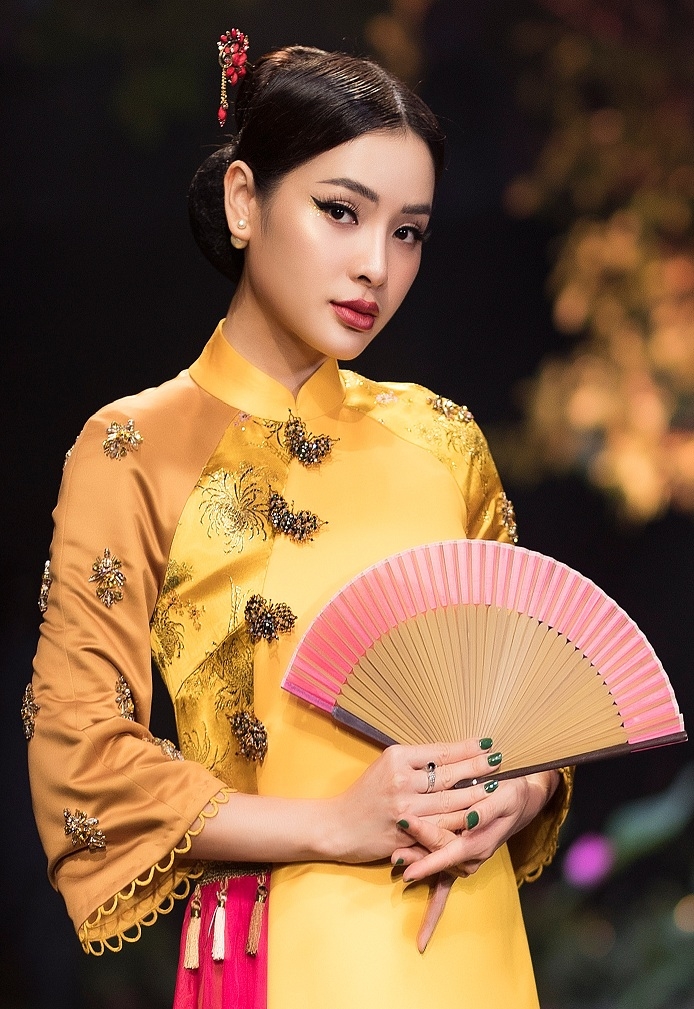 khong can sexy phuong trinh jolie van dep hut hon voi ao dai hoa kin dao