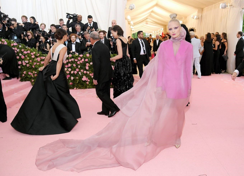 nhieu sao chon do cuc thanh lich cua salvatore ferragamo tai met gala 2019