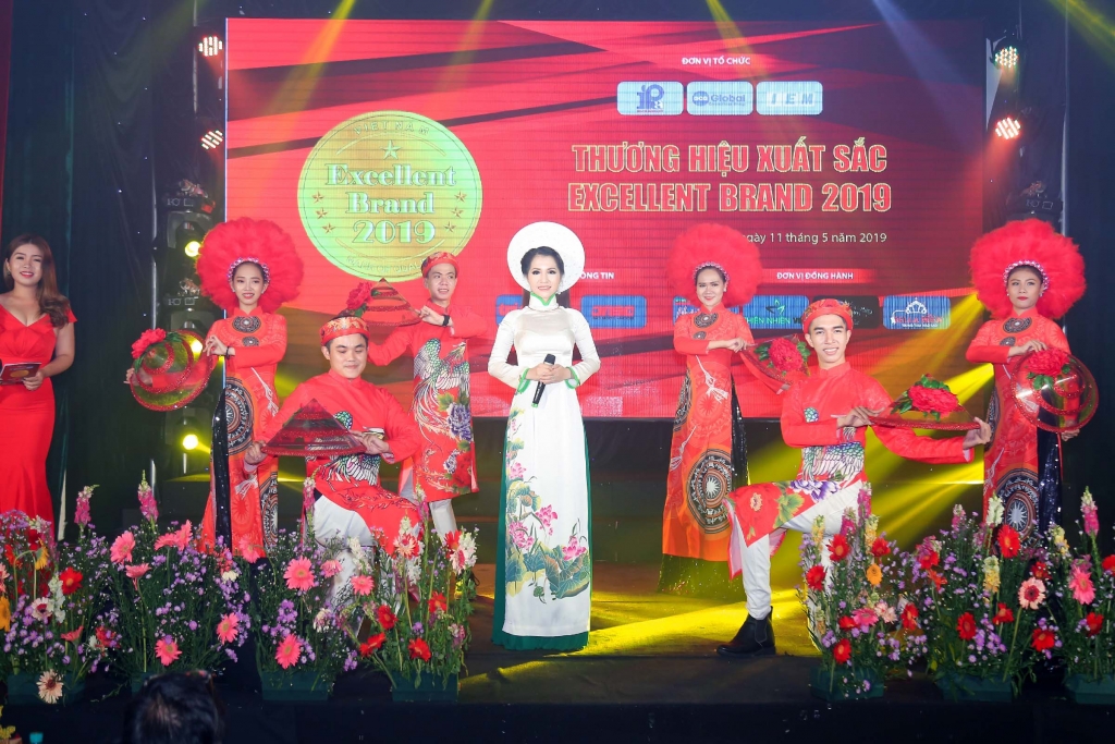 ca si thai ngoc thanh dien ao dai truyen thong trong dem vinh danh thuong hieu xuat sac