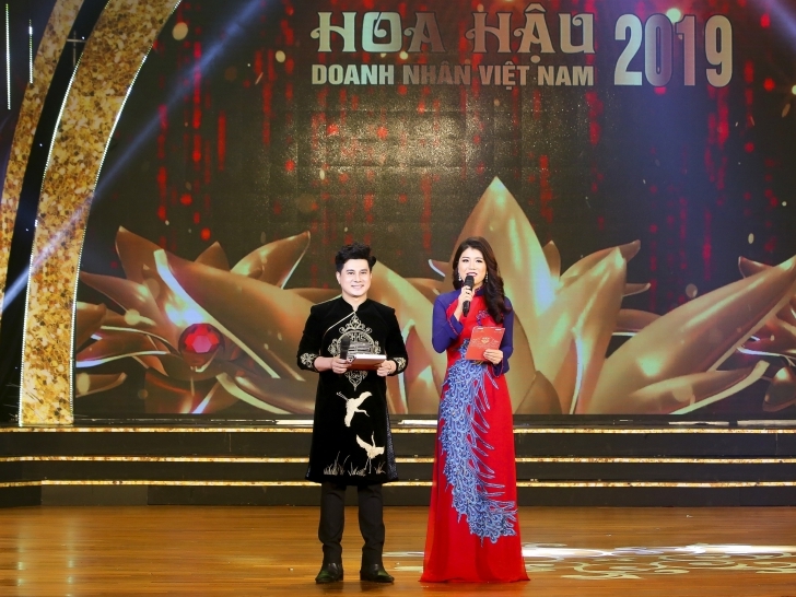 MC Minh Hưng gây ấn tượng tại đêm chung kết 'Hoa hậu doanh nhân Việt Nam 2019'
