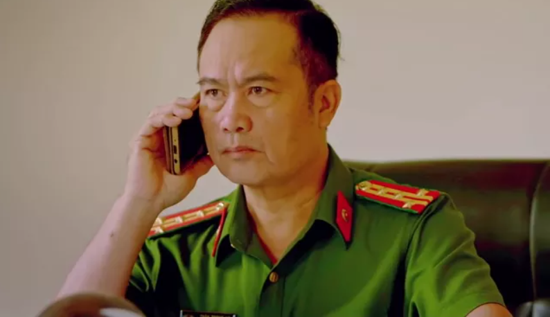 'Bão ngầm' tập 53: Hạ Lam ngã vào vòng tay của bác sĩ Hùng sau khi bị phản bội