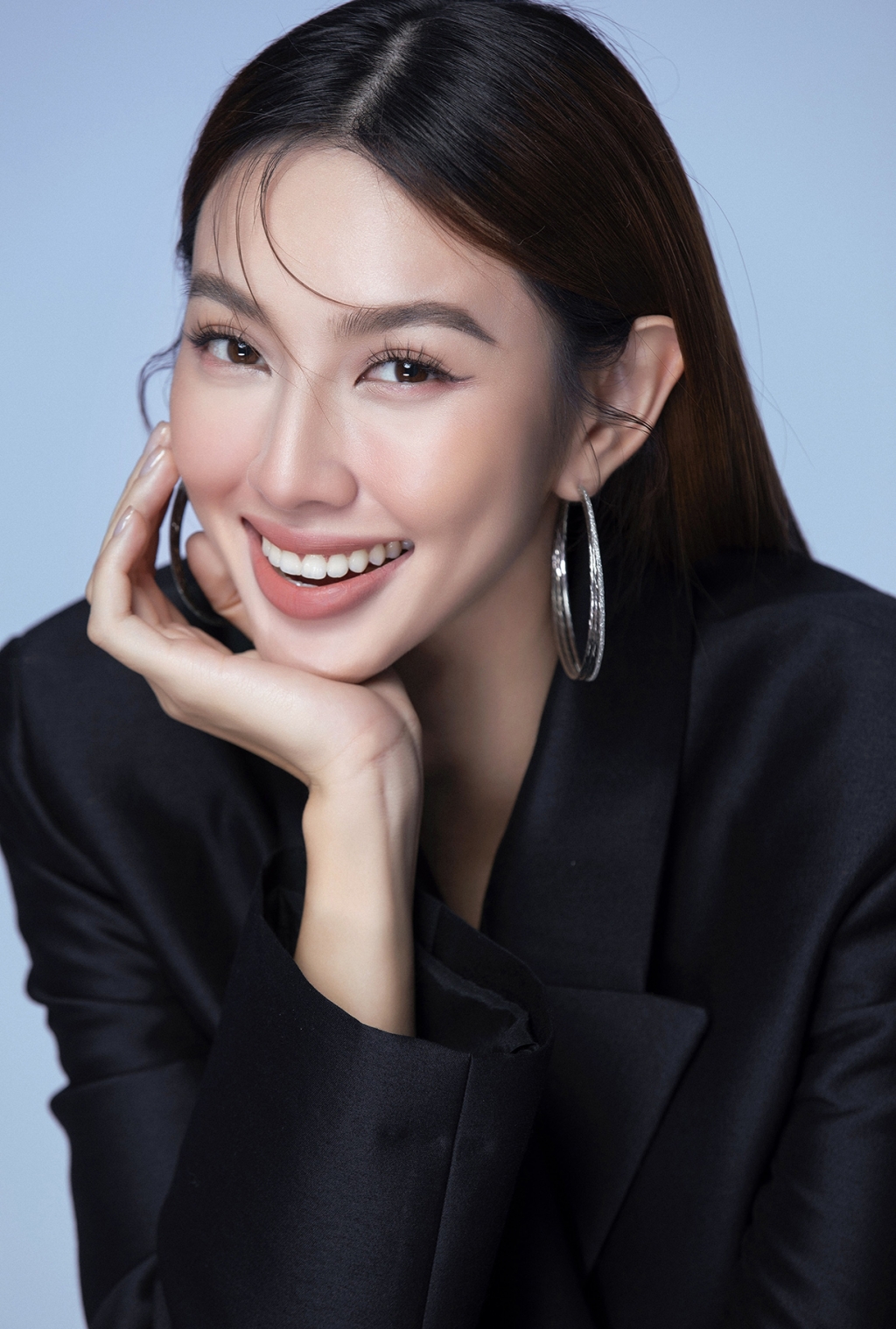 Hoa hậu Thùy Tiên chuẩn hình tượng 'Con nhà người ta': Vừa xinh đẹp lại giỏi giang